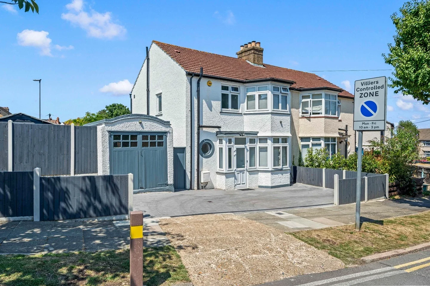 Room Hill Crescent in Greater London