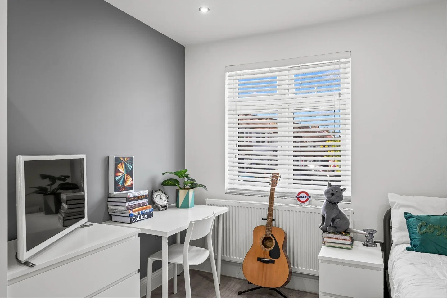 Room Hill Crescent in Greater London