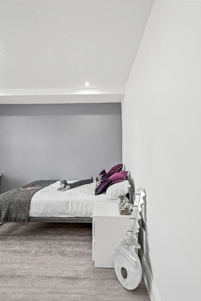 Room Hill Crescent in Greater London