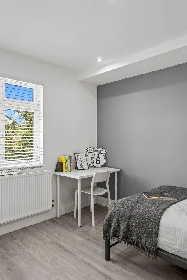 Room Hill Crescent in Greater London