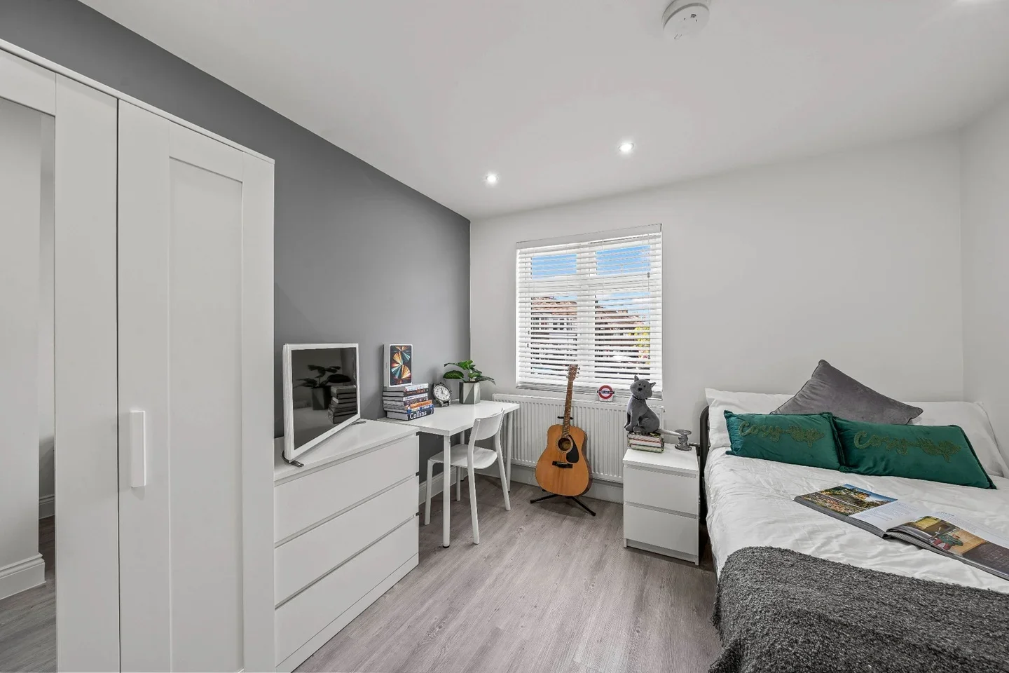 Room Hill Crescent in Greater London