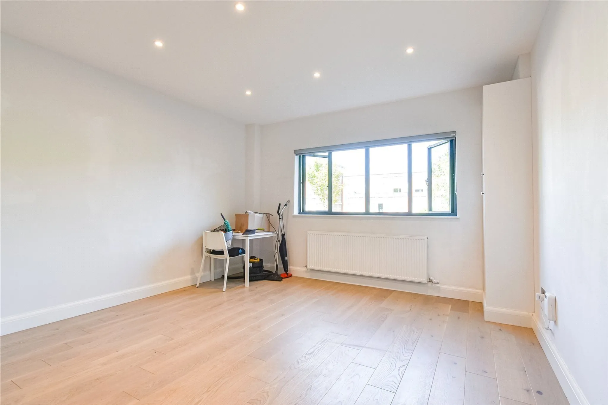 Flat Brookvale Court in Newbury