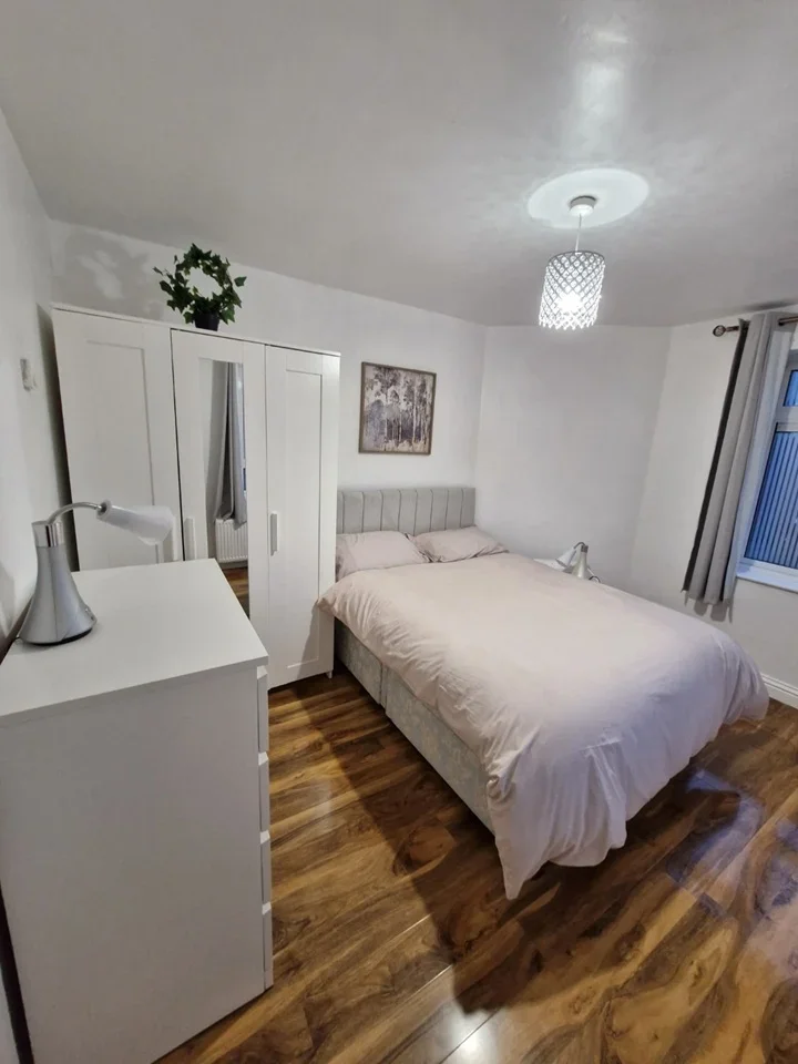 Room Glebe Road in Greater London