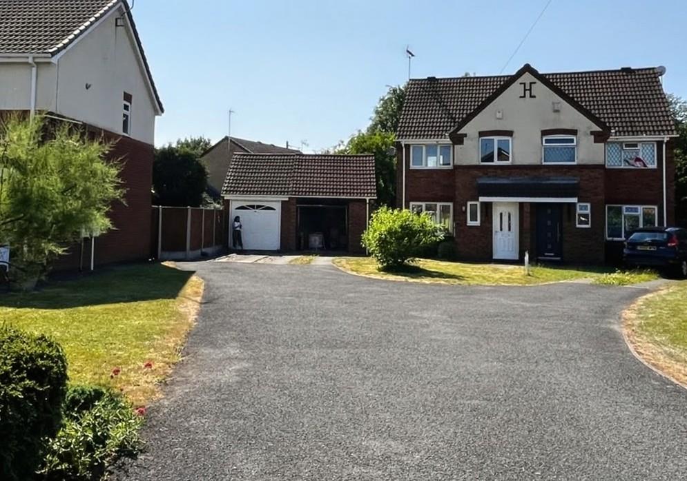 House Caernarfon Drive in Nuneaton and Bedworth