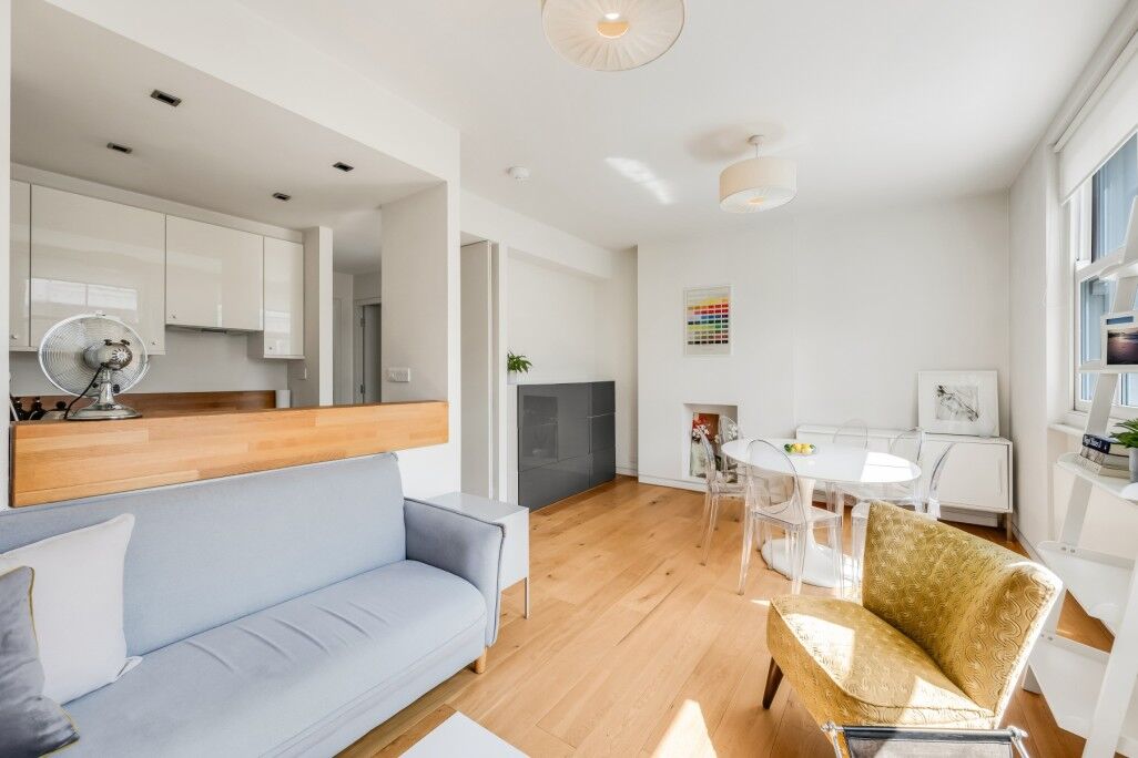 Flat Gloucester Avenue in Greater London