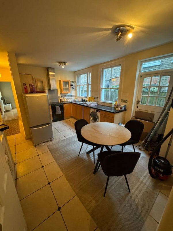 Room Barnard Road in Greater London