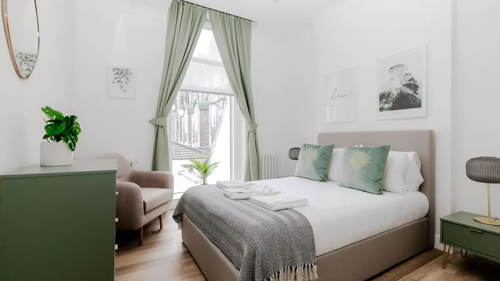 Flat Sussex Gardens in City of Westminster