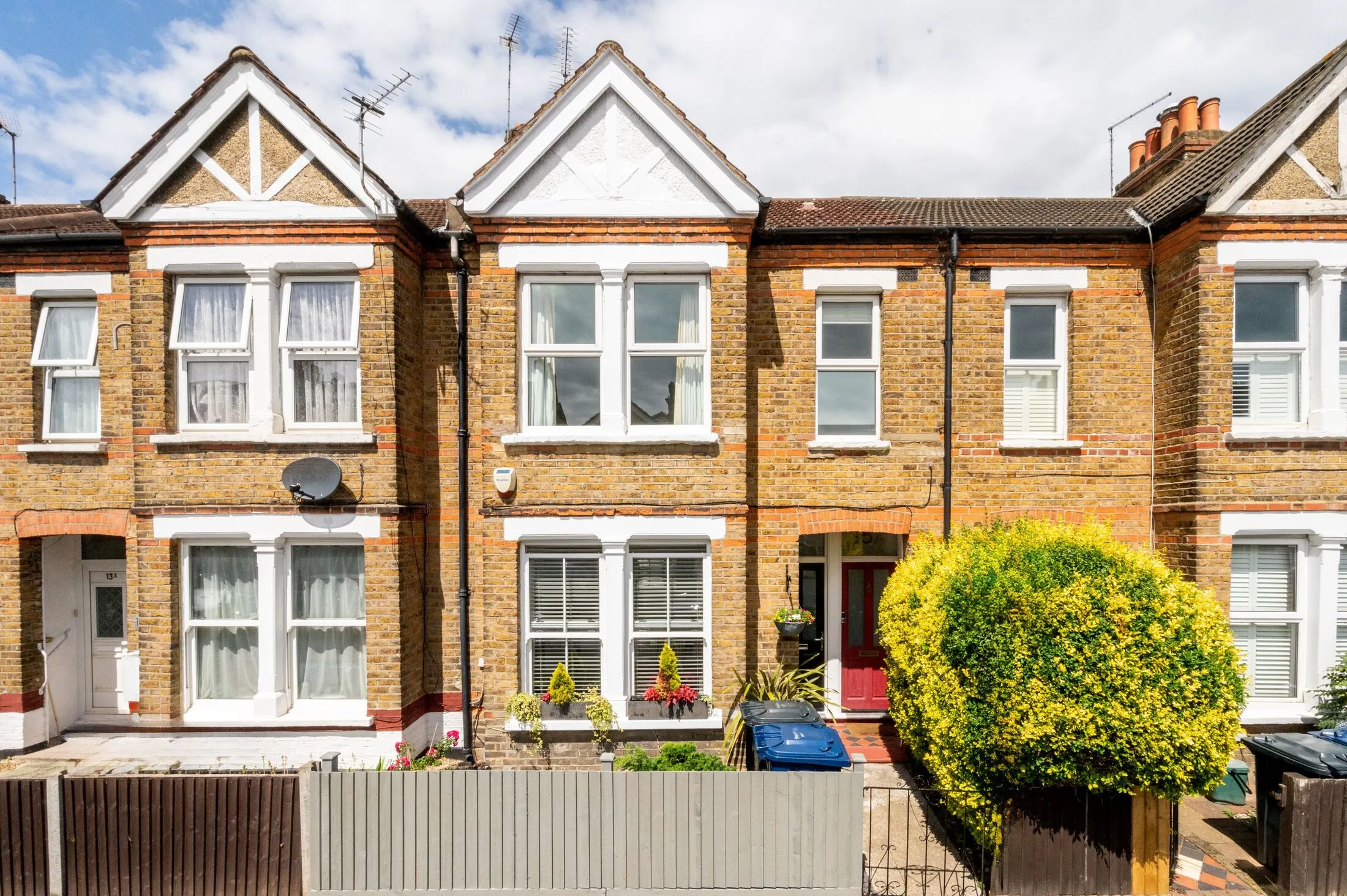 Flat Cumberland Road in Greater London