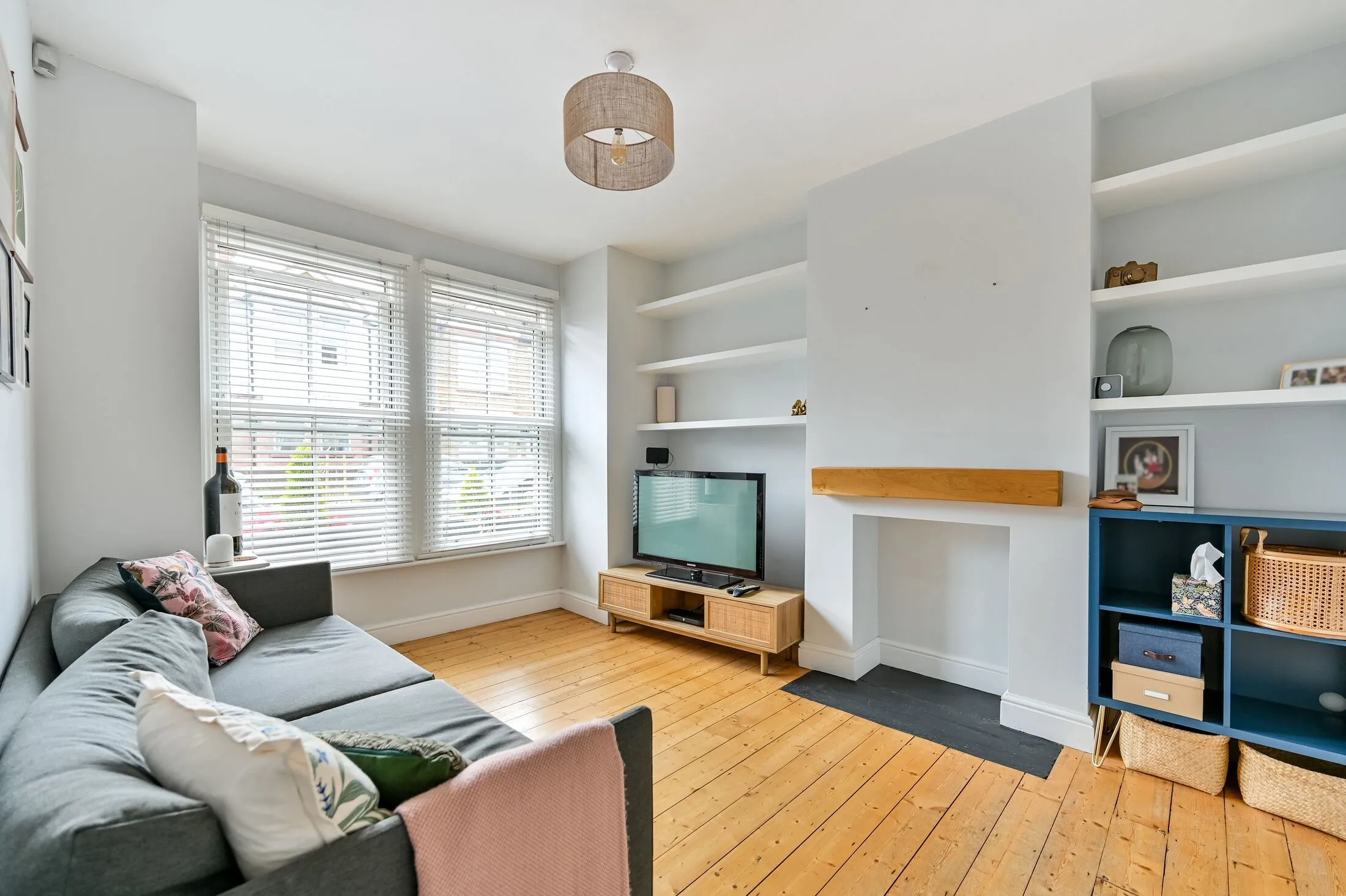Flat Cumberland Road in Greater London