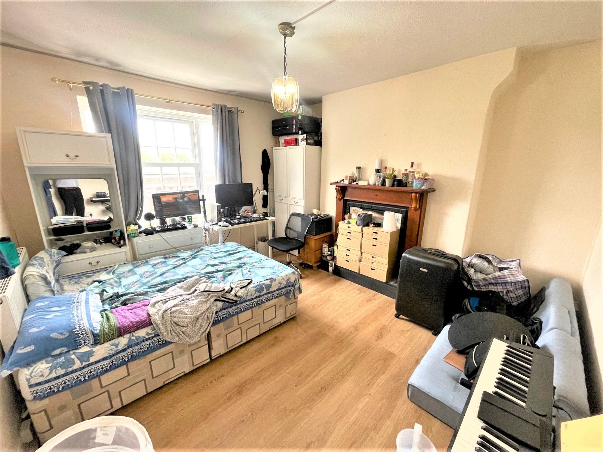 Flat Phoenix Road in Greater London