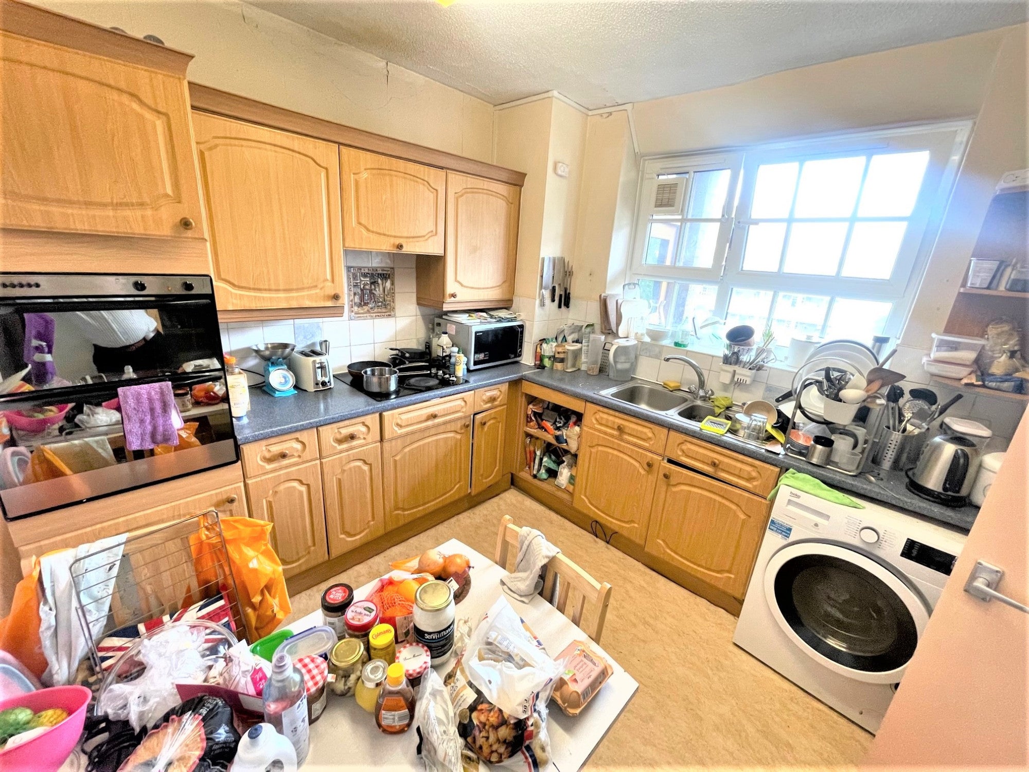 Flat Phoenix Road in Greater London