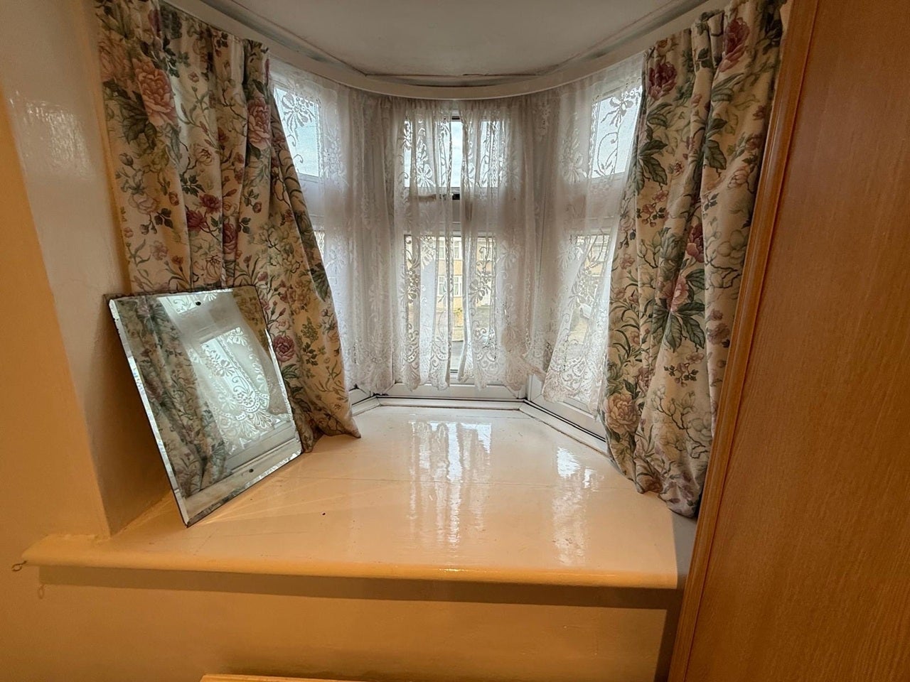 Room Exeter Road in Greater London