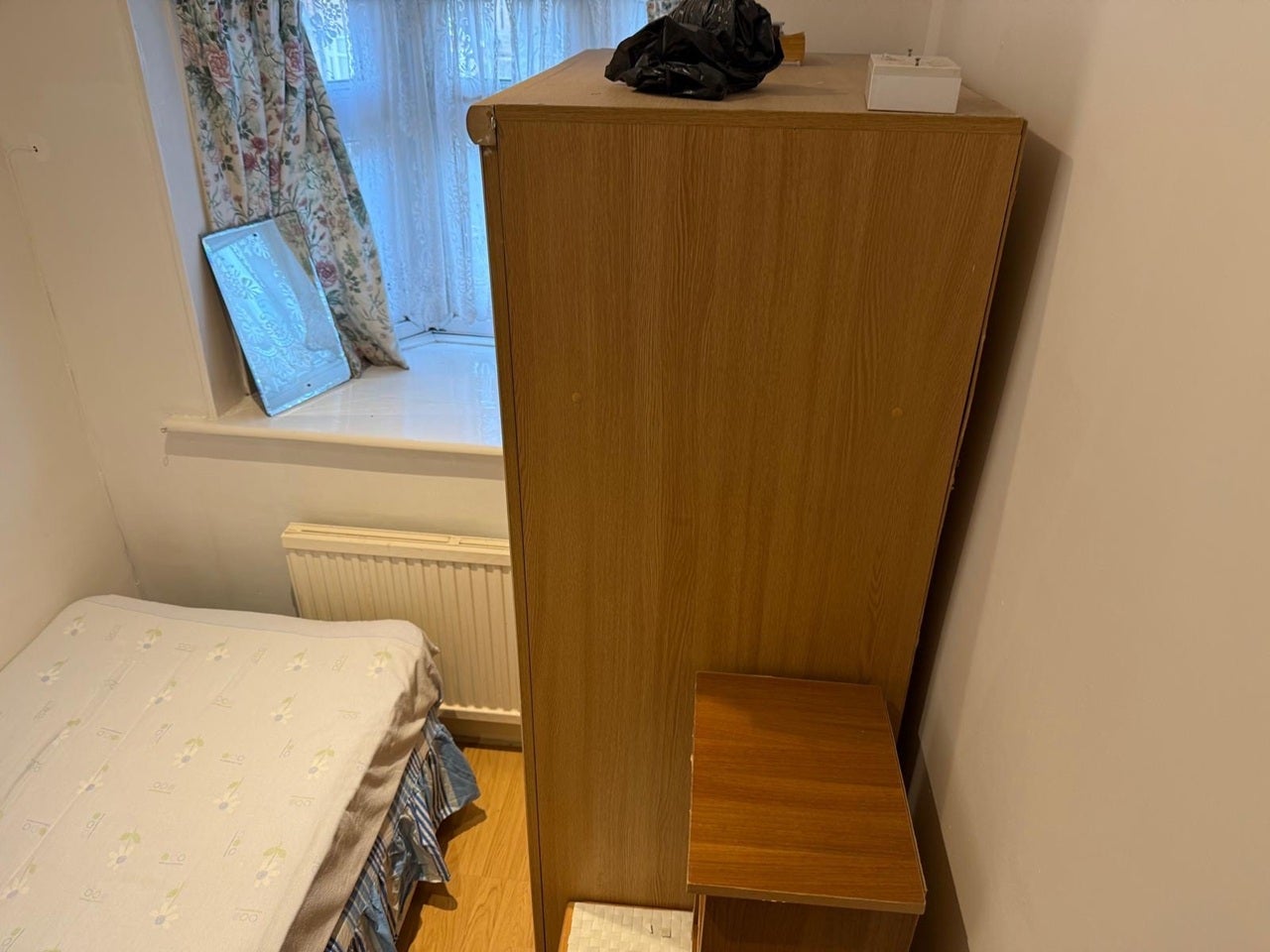 Room Exeter Road in Greater London