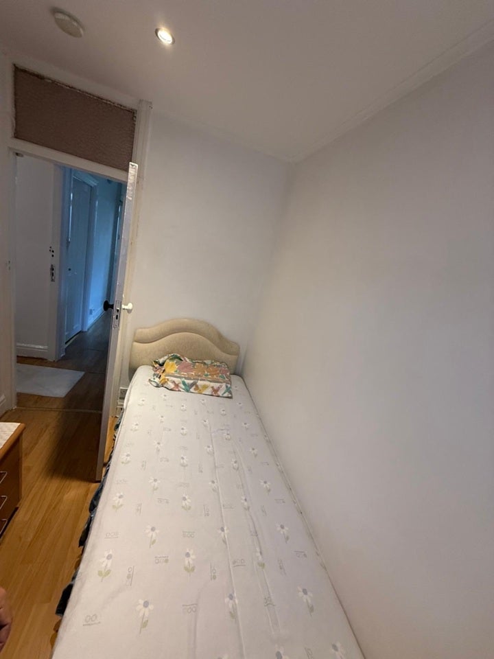 Room Exeter Road in Greater London