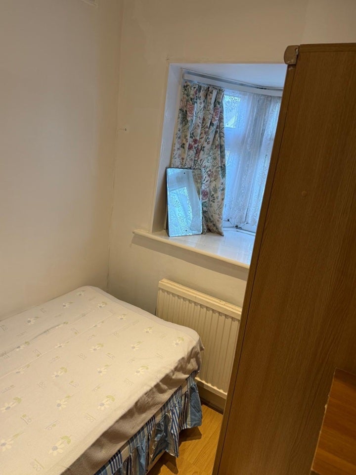 Room Exeter Road in Greater London
