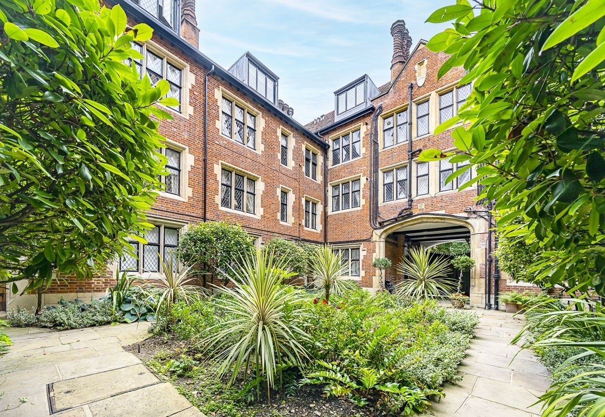 Flat Kensington Church Street in Greater London