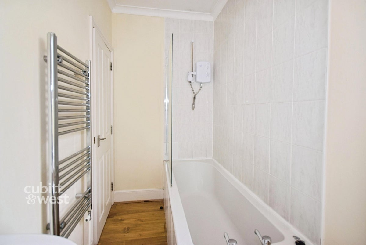 Flat Bywood Avenue in Greater London