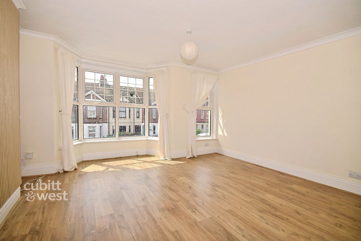 Flat Bywood Avenue in Greater London