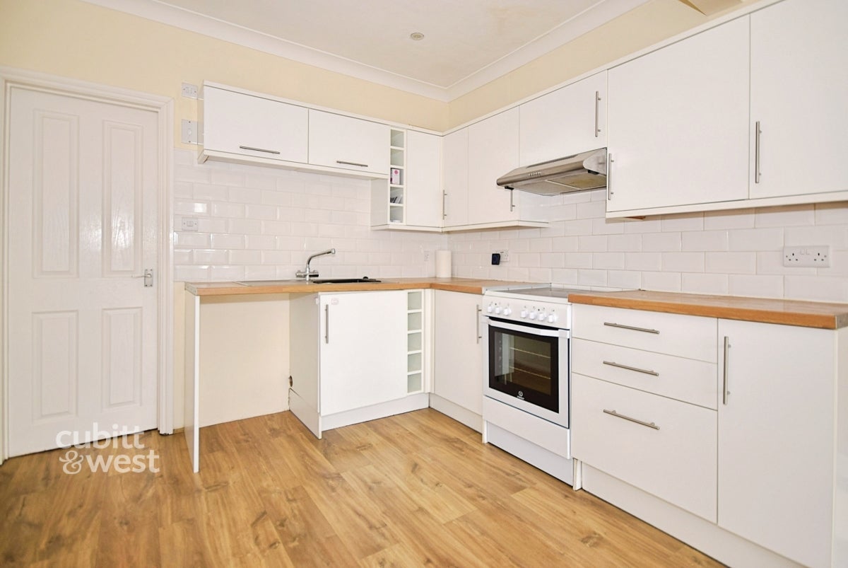 Flat Bywood Avenue in Greater London