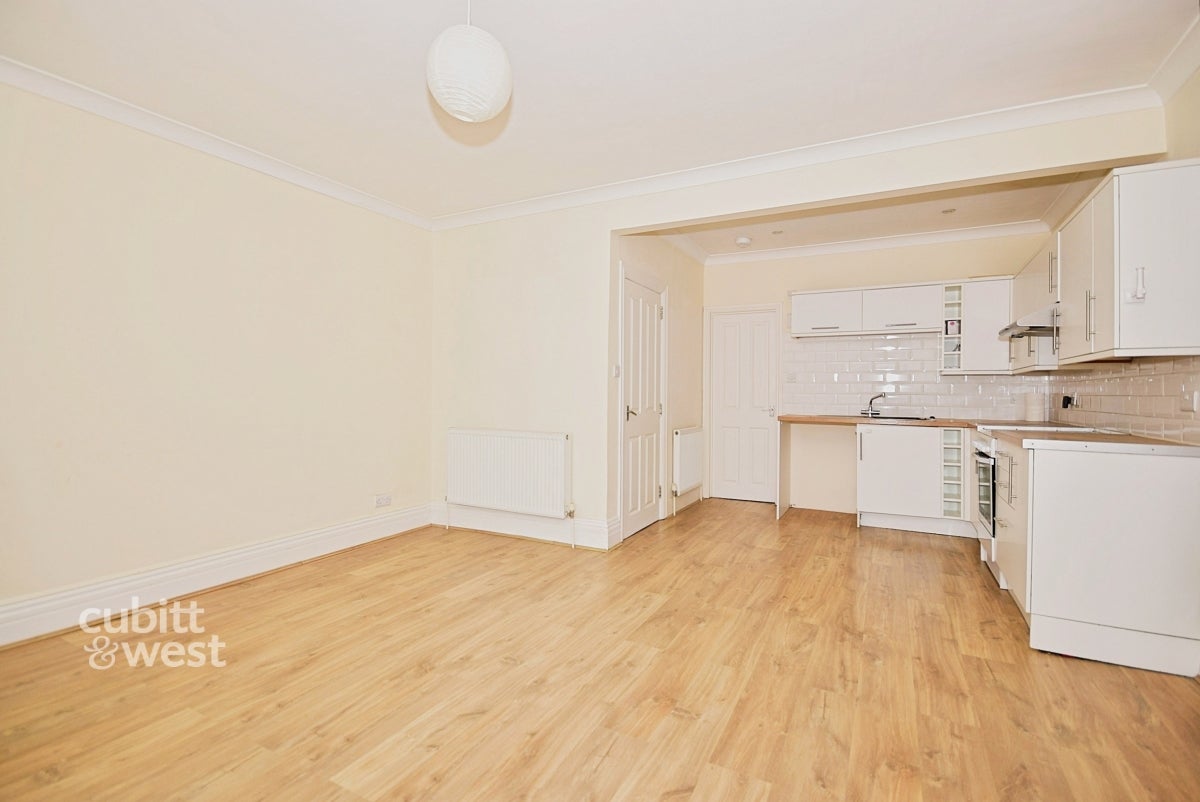 Flat Bywood Avenue in Greater London