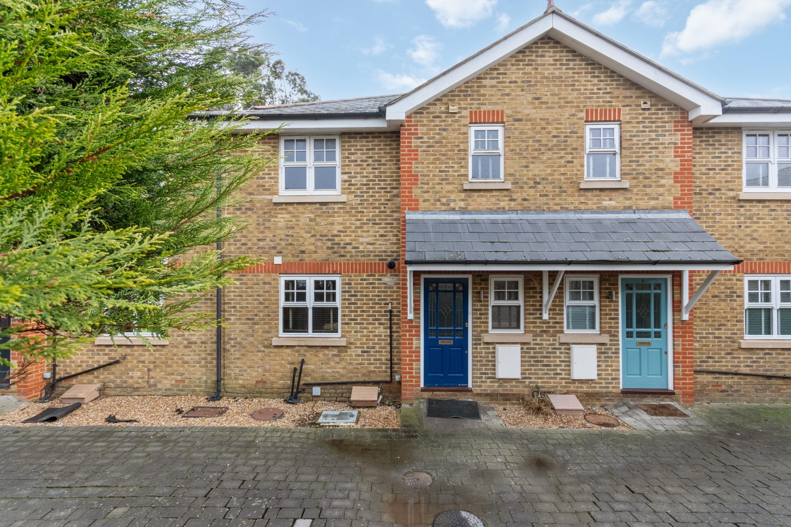 House Hartfield Road in Greater London