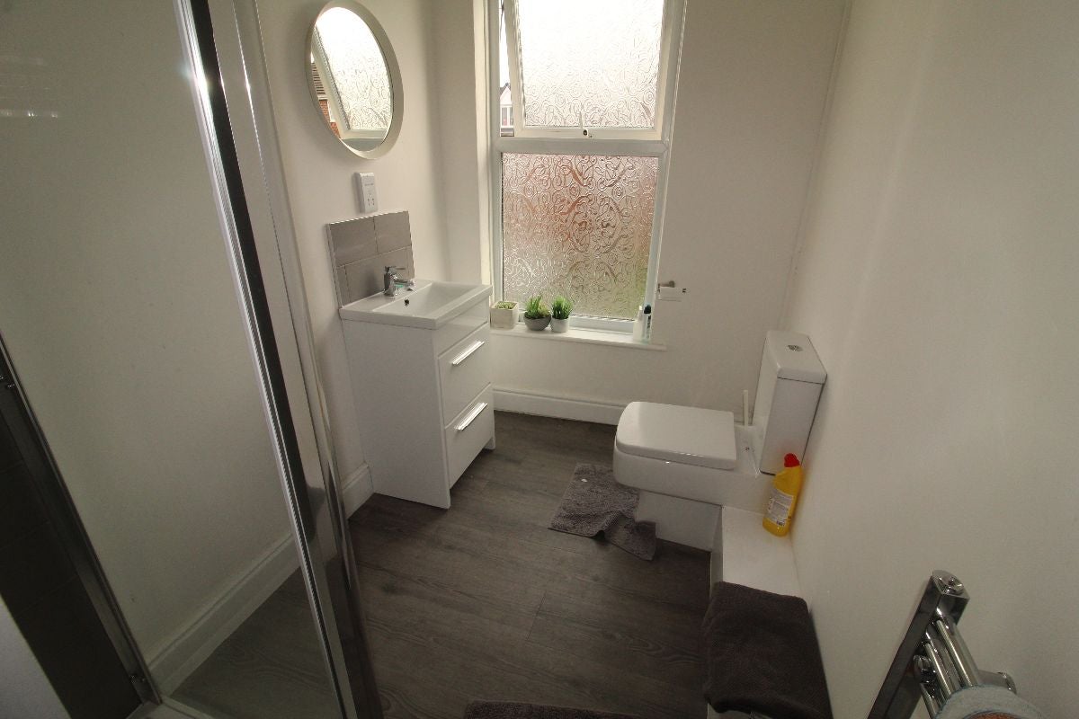 Room Morecroft Road in New Ferry