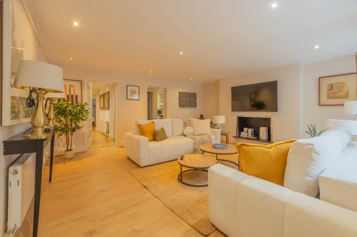 Flat Upper Berkeley Street in City of Westminster