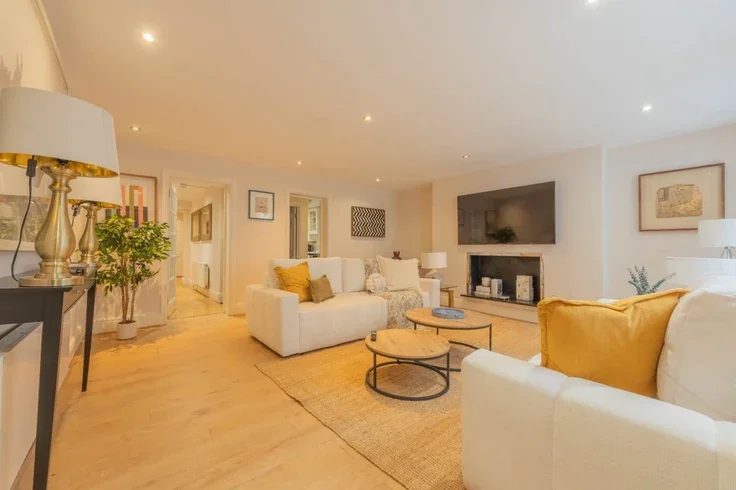Flat Upper Berkeley Street in City of Westminster