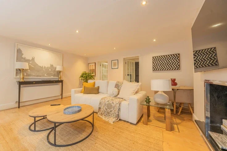 Flat Upper Berkeley Street in City of Westminster