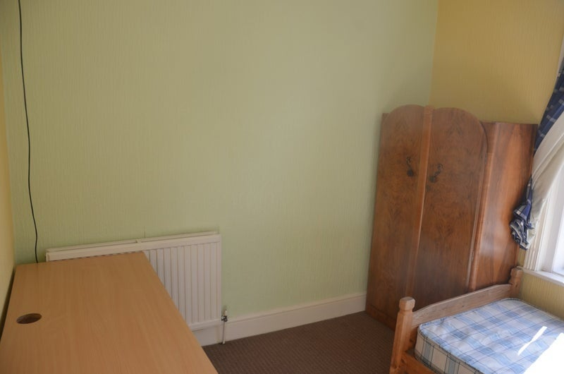 Room Woodend Road in Bournemouth