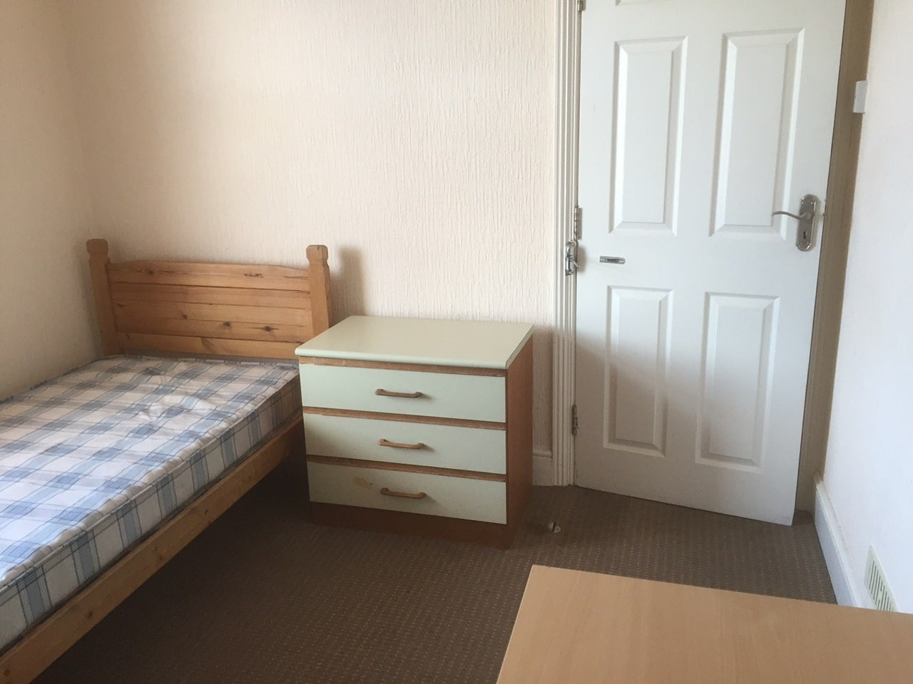 Room Woodend Road in Bournemouth