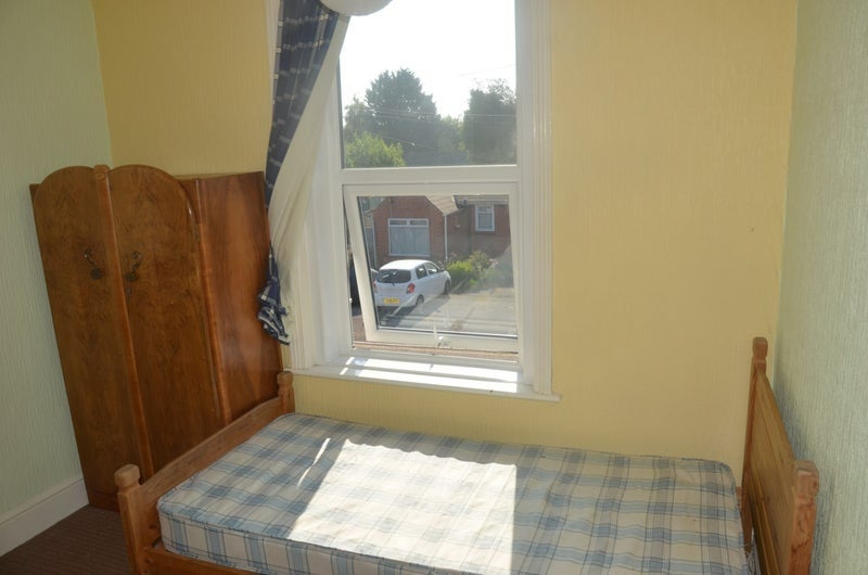 Room Woodend Road in Bournemouth