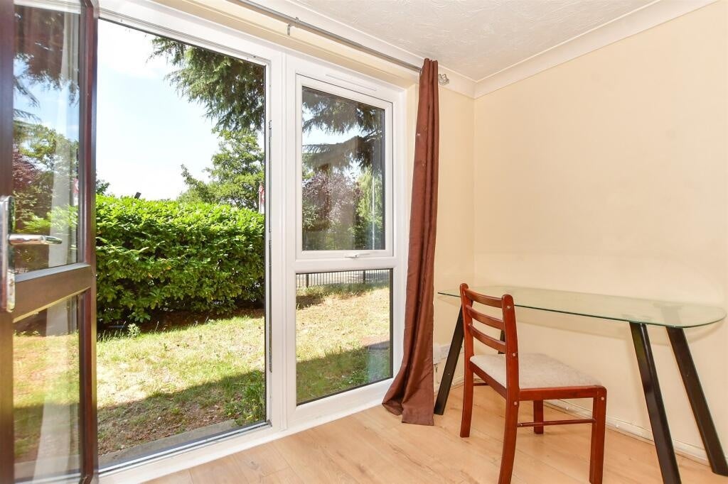 Room Green Pond Road in Greater London