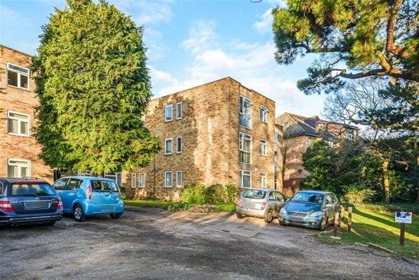Flat Bycullah Road in Greater London