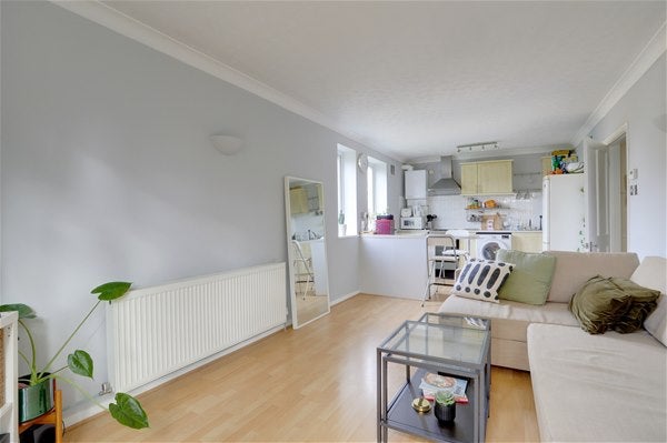 Flat Bycullah Road in Greater London