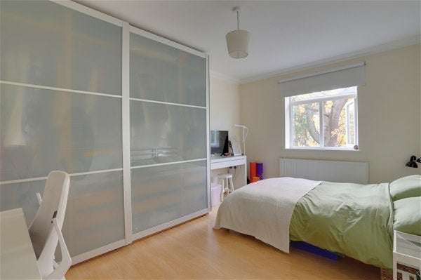 Flat Bycullah Road in Greater London