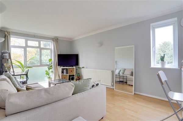 Flat Bycullah Road in Greater London