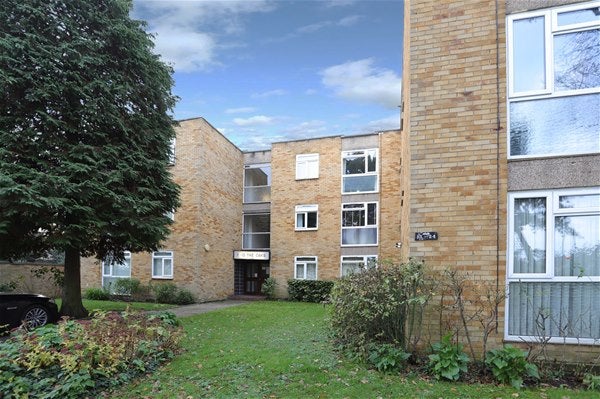Flat Bycullah Road in Greater London