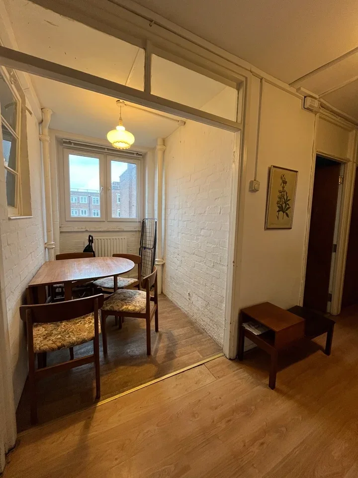 Room Mackintosh Lane in London