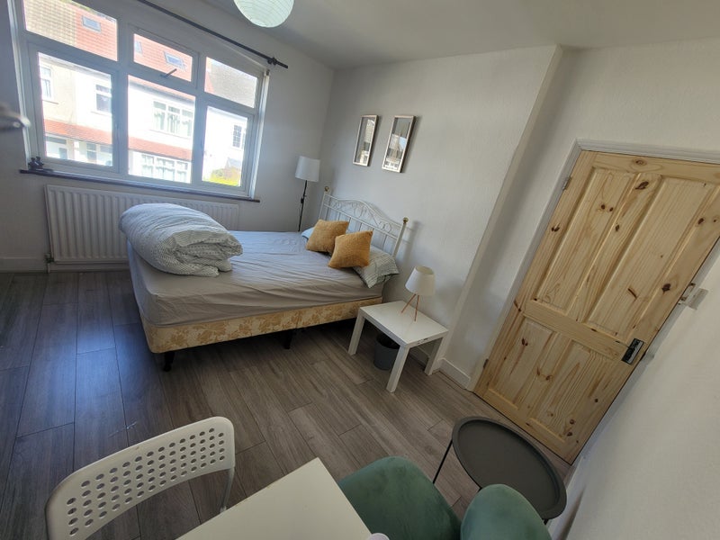 Room Russell Road in Greater London