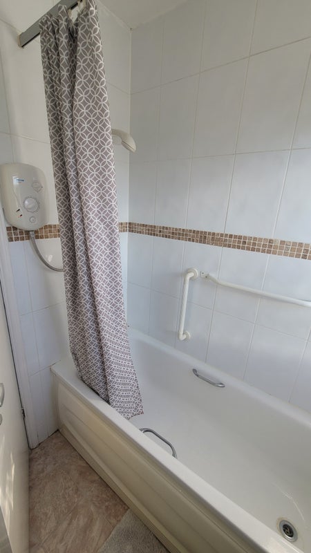 Room Russell Road in Greater London