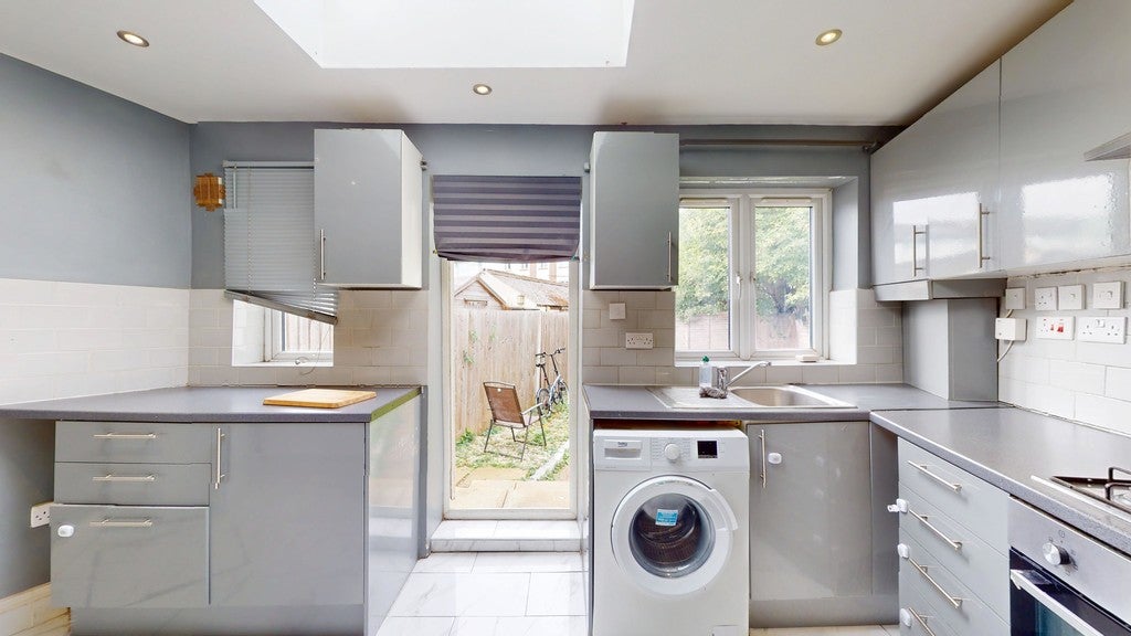 Flat Thornton Avenue in Greater London