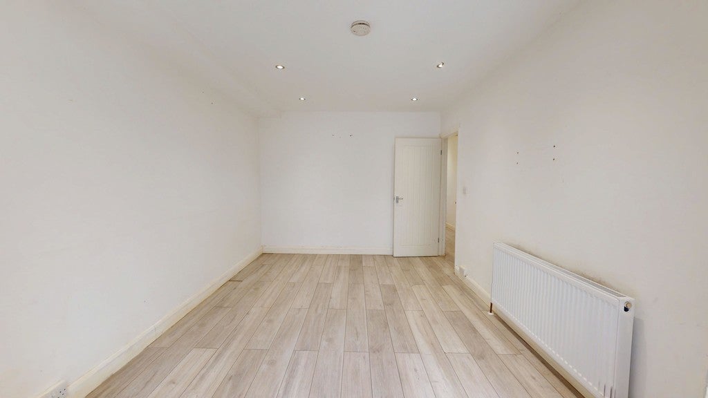 Flat Thornton Avenue in Greater London