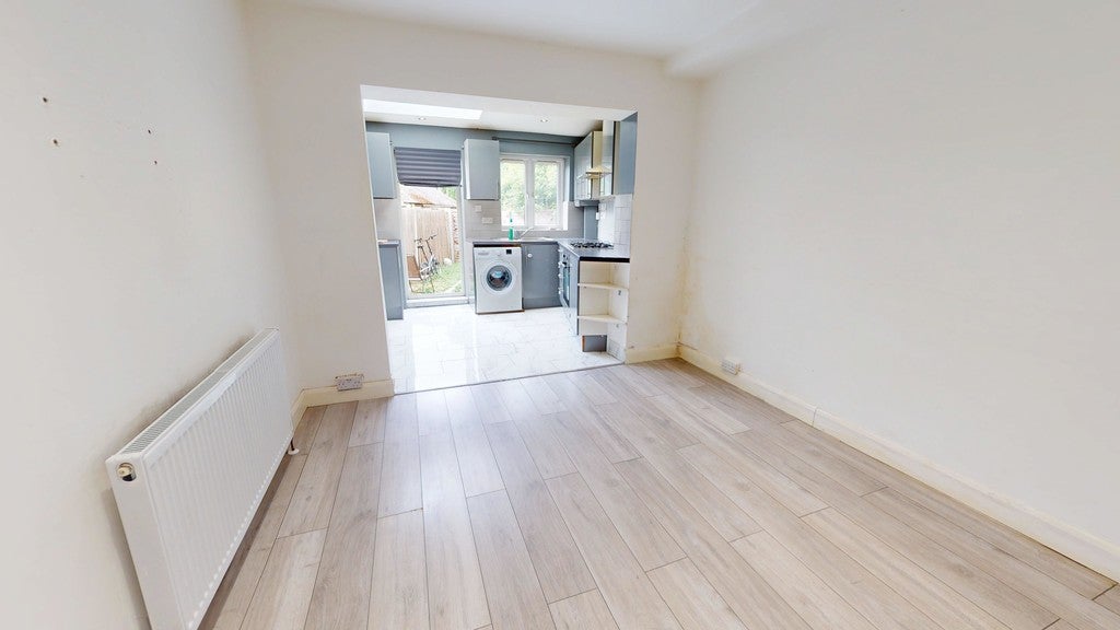 Flat Thornton Avenue in Greater London