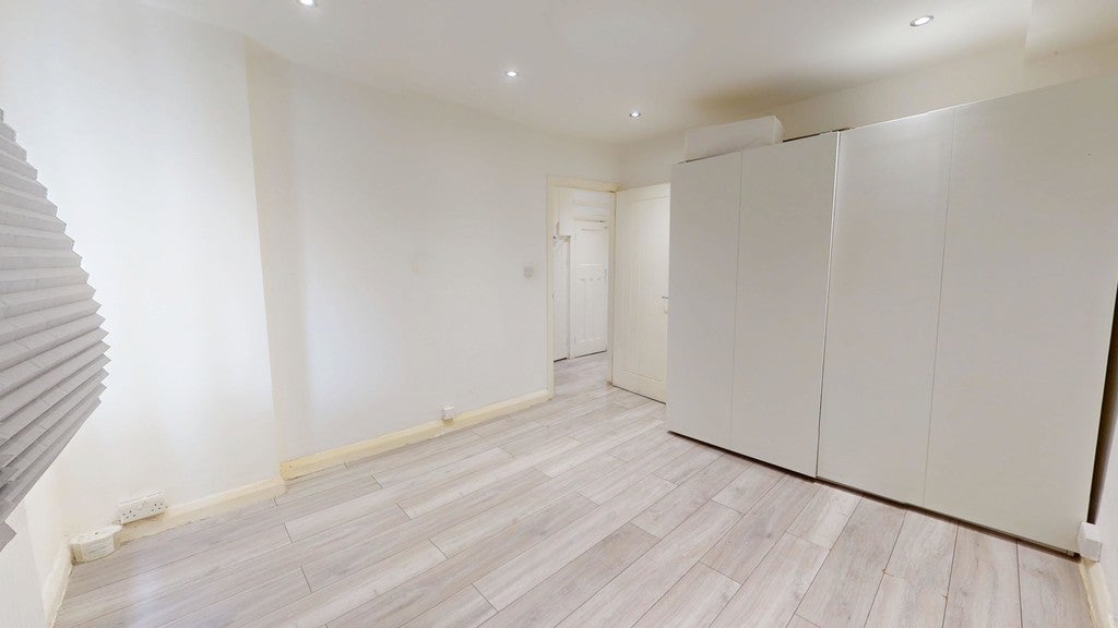Flat Thornton Avenue in Greater London