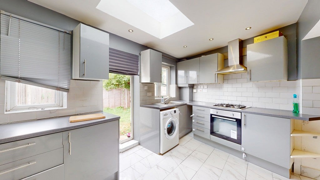 Flat Thornton Avenue in Greater London