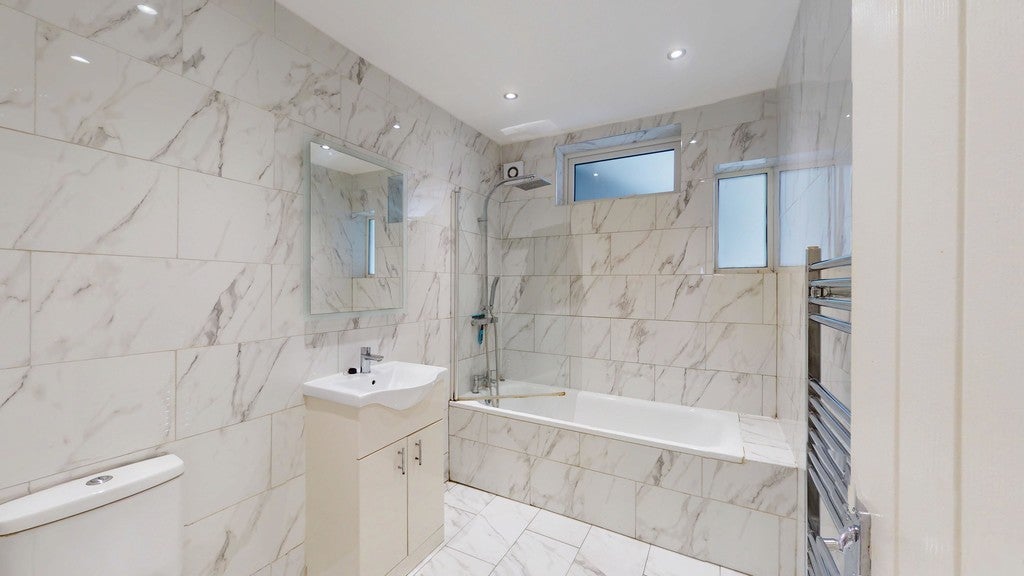 Flat Thornton Avenue in Greater London