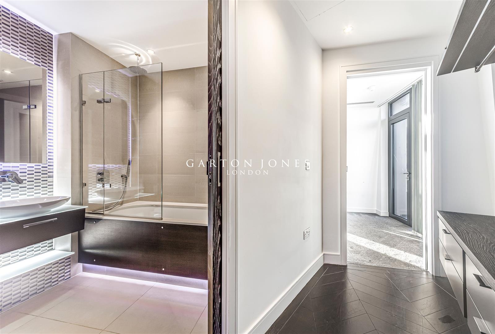 Flat Salamanca Place in Greater London