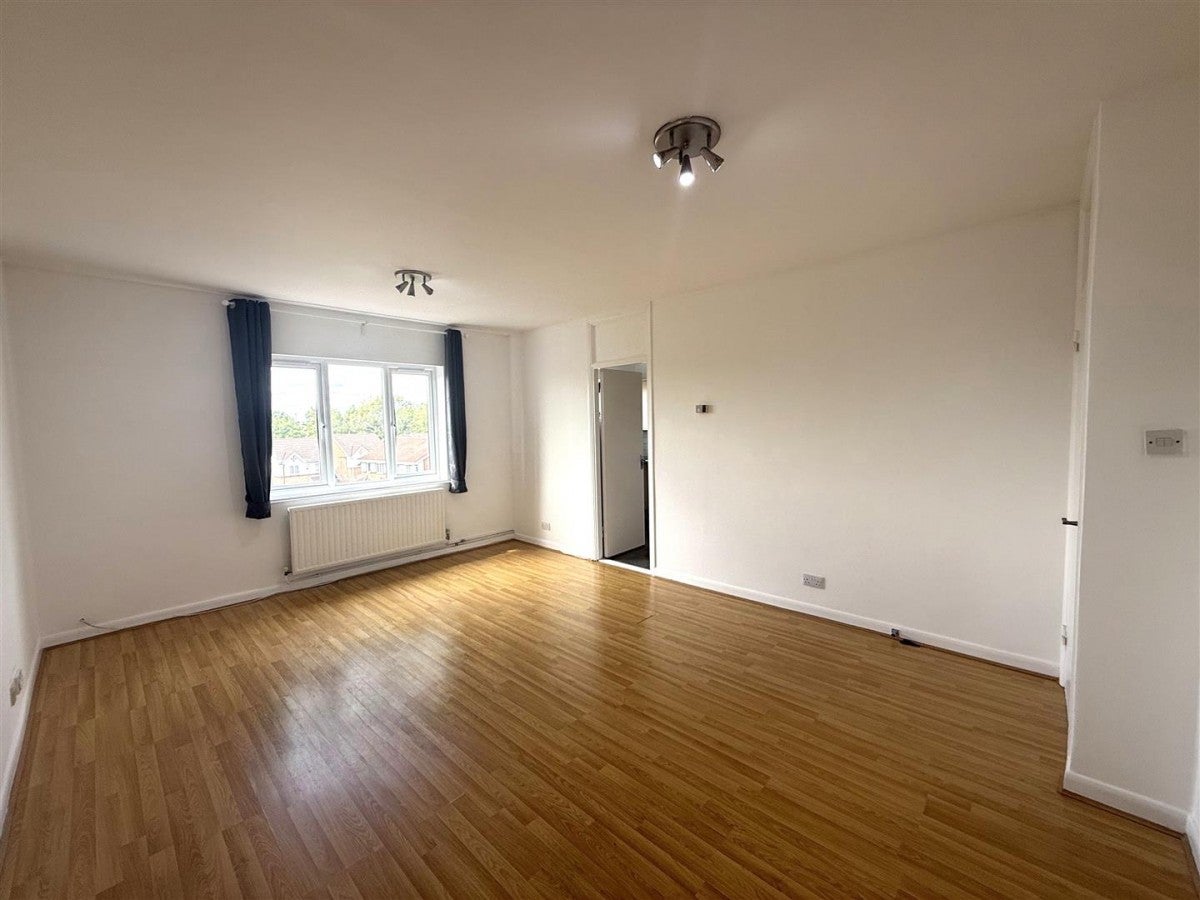 Flat Rowlands Close in Greater London