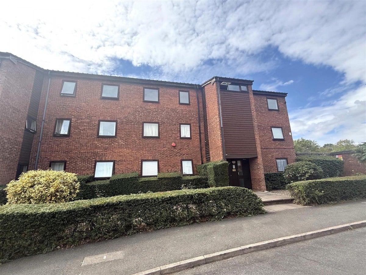 Flat Rowlands Close in Greater London